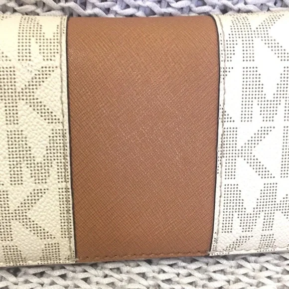 Michael Kors Jet Set Center Stripe Wallet - Picture 5 of 16